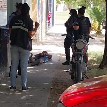 Roca: la Policía detuvo a dos hombres que circulaban con un arma de fuego por la vía pública