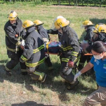 Gran rescate de los bomberos en la Ruta 22 tras un choque de camiones