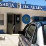 Demoran a tres personas en Allen por transportar postes sin justificación válida