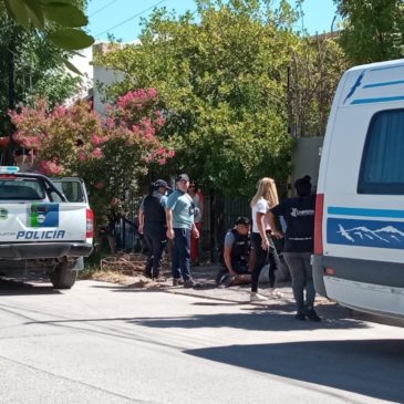 Cinco Saltos: Policía detuvo a una pareja por disparar contra una vivienda