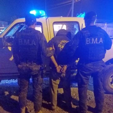 Policía detuvo a un hombre que efectuó disparos con un arma y amenazó al personal policial