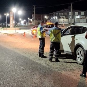 La K’onga en Las Grutas: cuatro alcoholemias positivas y cuatro autos secuestrados en operativo vehicular