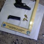 Roca: Policía detuvo a un hombre con un arma de fuego en circunstancias sospechosas
