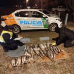 Policía secuestró más de 40 truchas pescadas ilegalmente cerca de Bariloche