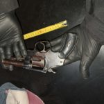 La Policía aprehendió a dos personas y secuestró un cuchillo y un arma de fuego tras un enfrentamiento