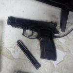 Secuestran armas de fuego en allanamiento en calle Salta