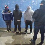 Policía detuvo a tres hombres por robar en el estacionamiento de un supermercado