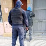Viedma: demoran a un hombre tras ocultar un televisor en un terreno baldío