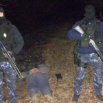 Detienen a dos hombres por portación ilegal de arma de fuego y violación de domicilio