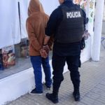 La Policía detuvo a un hombre que dañó una tobillera electrónica minutos después de activarla