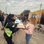 Efectivos policiales visitaron un merendero de Viedma y repartieron regalos a los niños