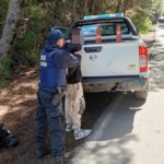 En tarea de prevención la Policía detuvo a un hombre que violentaba autos en Circuito Chico