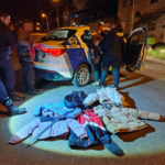 Sustrajeron prendas de vestir de un comercio y fueron detenidos